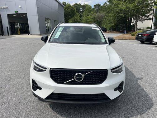 2025 Volvo XC40 B5 Ultra Dark Theme
