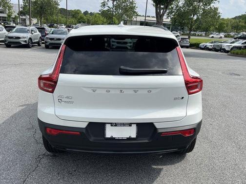 2025 Volvo XC40 B5 Ultra Dark Theme