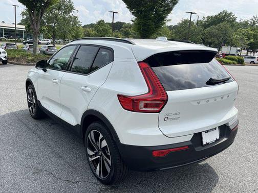 2025 Volvo XC40 B5 Ultra Dark Theme