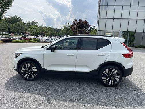 2025 Volvo XC40 B5 Ultra Dark Theme