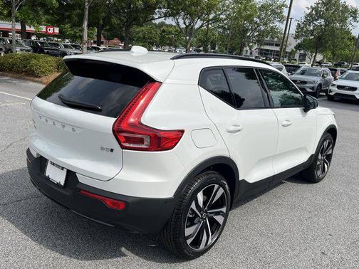 2025 Volvo XC40 B5 Ultra Dark Theme