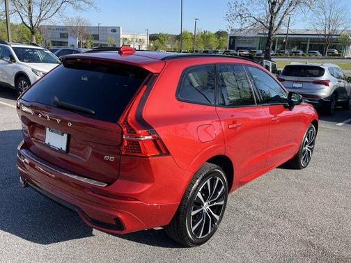 2023 Volvo XC60 B5 Plus Dark Theme