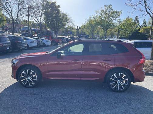 2023 Volvo XC60 B5 Plus Dark Theme