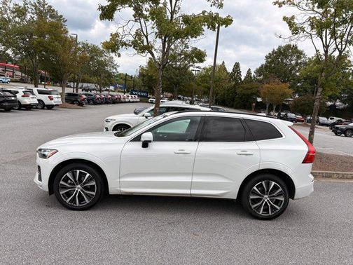 2022 Volvo XC60 B5 Momentum