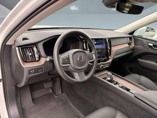 2022 Volvo XC60 B5 Momentum