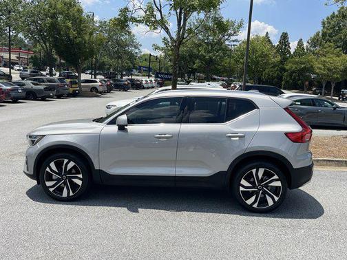 2023 Volvo XC40 B5 Plus Bright Theme