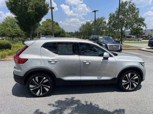 2023 Volvo XC40 B5 Plus Bright Theme