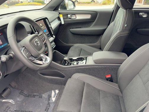 2026 Volvo XC40 B5 Ultra Black Edition