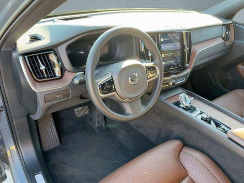 2023 Volvo XC60 B5 Ultimate Dark Theme