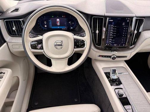 2023 Volvo XC60 B5 Ultimate Dark Theme