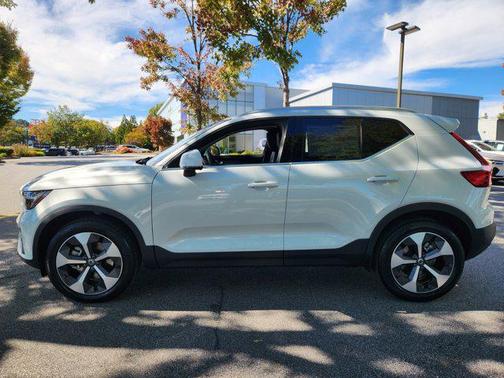 2025 Volvo XC40 Core Bright Theme