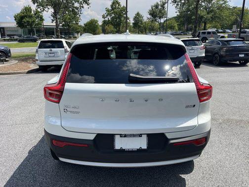 2025 Volvo XC40 B5 Core Bright Theme