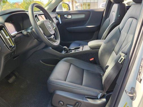 2025 Volvo XC40 Core Bright Theme