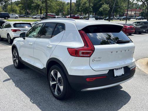 2025 Volvo XC40 B5 Core Bright Theme