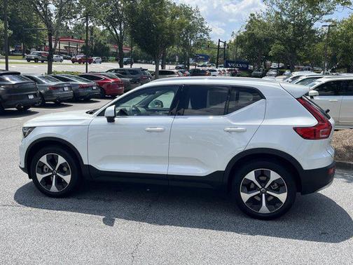 2025 Volvo XC40 B5 Core Bright Theme