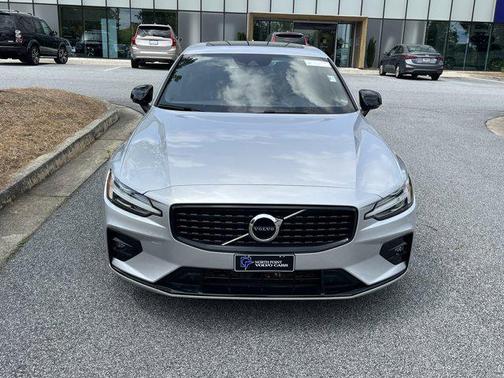 2022 Volvo S60 T5 R-Design