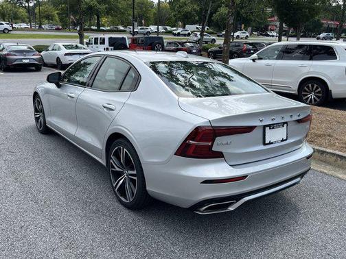 2022 Volvo S60 T5 R-Design