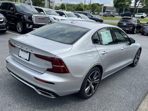 2022 Volvo S60 T5 R-Design