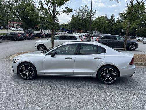 2022 Volvo S60 T5 R-Design