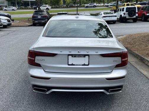 2022 Volvo S60 T5 R-Design