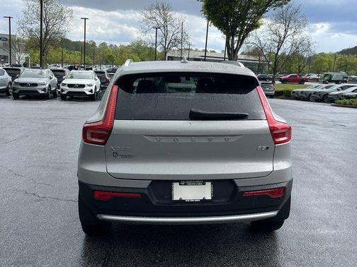 2025 Volvo XC40 B5 Ultra Bright Theme