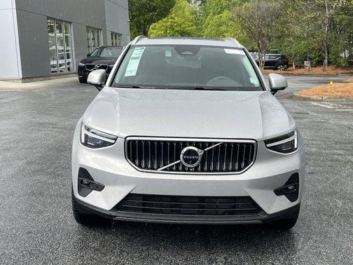 2025 Volvo XC40 B5 Ultra Bright Theme