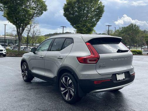 2025 Volvo XC40 B5 Ultra Bright Theme