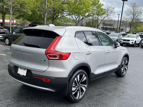 2025 Volvo XC40 B5 Ultra Bright Theme