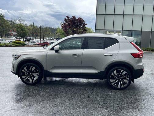 2025 Volvo XC40 B5 Ultra Bright Theme