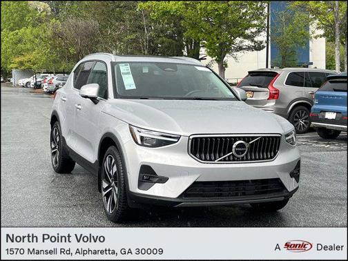 2025 Volvo XC40 B5 Ultra Bright Theme