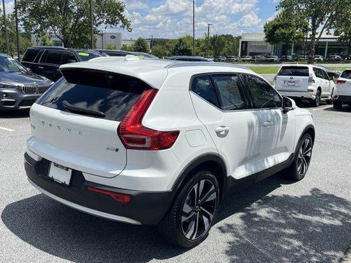 2024 Volvo XC40 B5 Plus Bright Theme