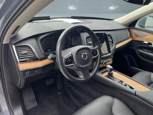 2022 Volvo XC90 T6 Momentum