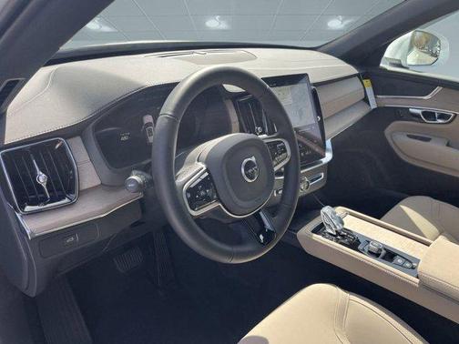 2025 Volvo XC90 B6 Core