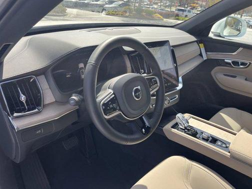 2025 Volvo XC90 B6 Core