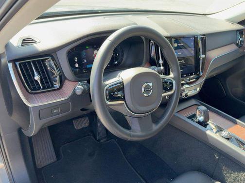 2023 Volvo XC60 B5 Plus Dark Theme