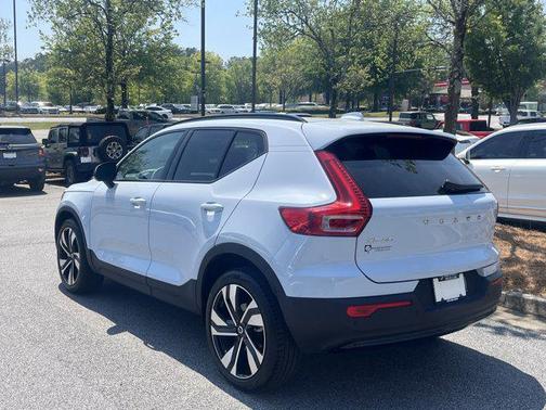 2024 Volvo XC40 B5 Ultimate Dark Theme