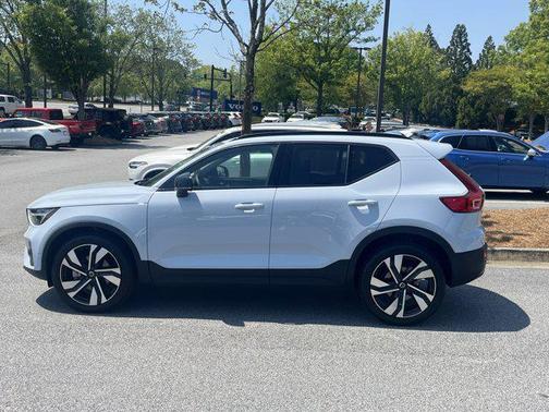 2024 Volvo XC40 B5 Ultimate Dark Theme