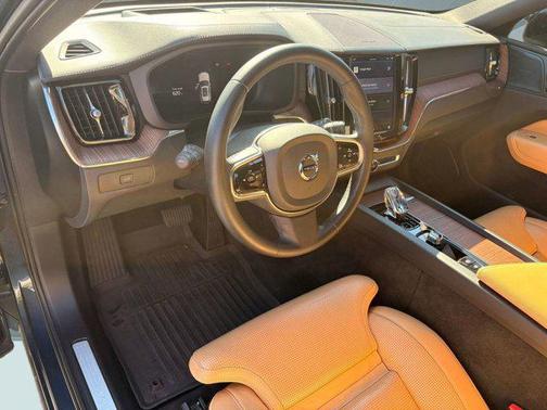 2023 Volvo XC60 B5 Ultimate Dark Theme