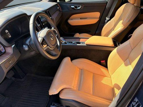 2023 Volvo XC60 B5 Ultimate Dark Theme