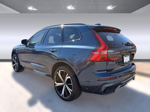 2023 Volvo XC60 B5 Ultimate Dark Theme