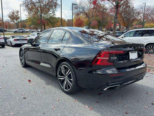 2022 Volvo S60 T5 R-Design