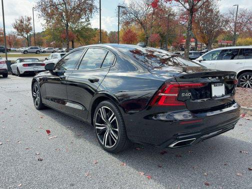 2022 Volvo S60 T5 R-Design