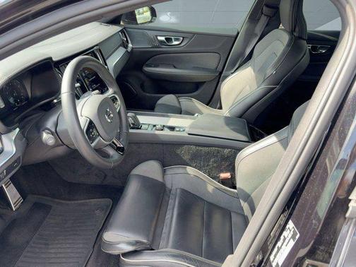 2022 Volvo S60 T5 R-Design