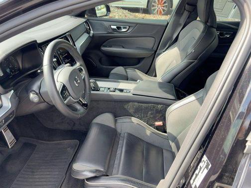 2022 Volvo S60 T5 R-Design