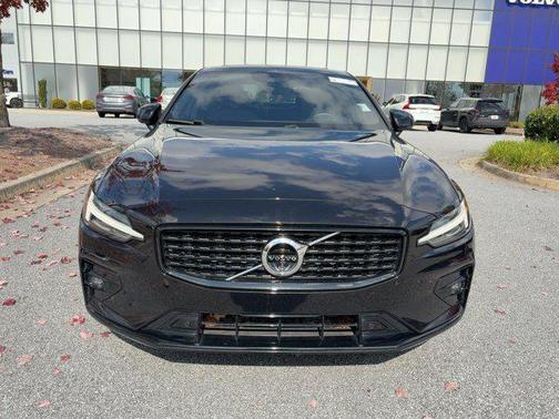 2022 Volvo S60 T5 R-Design