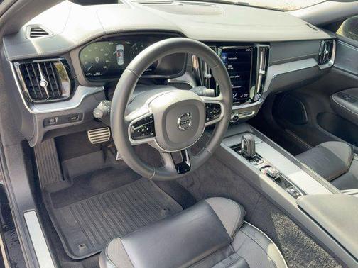 2022 Volvo S60 T5 R-Design