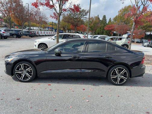 2022 Volvo S60 T5 R-Design