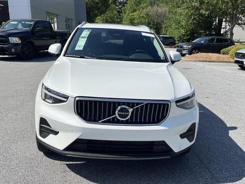 2025 Volvo XC40 B5 Core Bright Theme