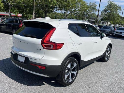 2025 Volvo XC40 B5 Core Bright Theme