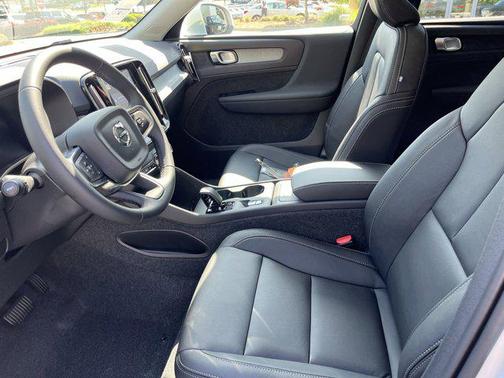2025 Volvo XC40 B5 Core Bright Theme